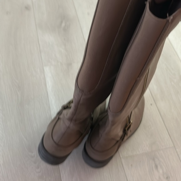 Worn once! New condition! No scratches or anything. Size 91/2 Beige and wide - Picture 3 of 6